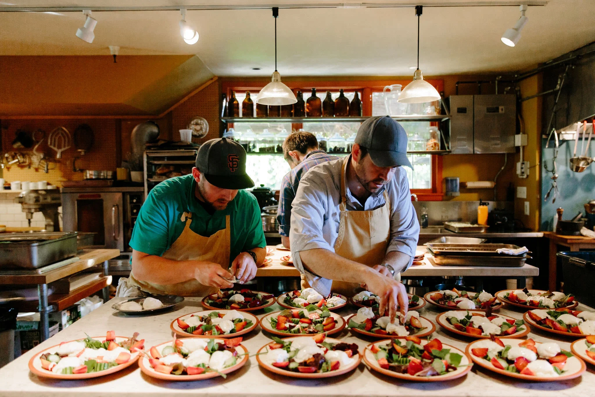 尤物视频创始团队在专业厨房中工作